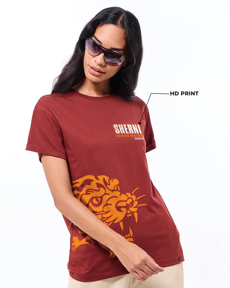 بيواكوف تيشيرت بوي فريند بطبعة شيرني باللون الأحمر الطوبي للنساء